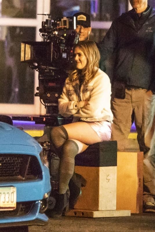 ISLA FISHER Filming a Night Scene in Los Angeles 12/12/2018