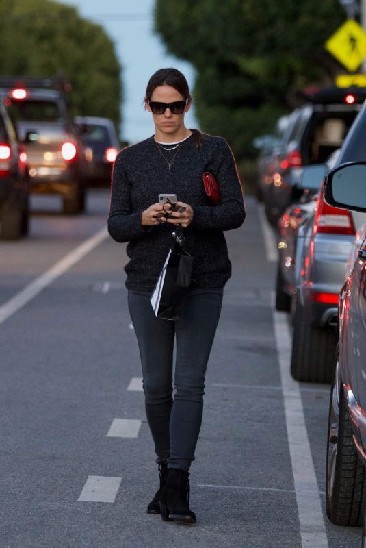 JENNIFER GARNER Out and About in Brentwood 12/04/2018