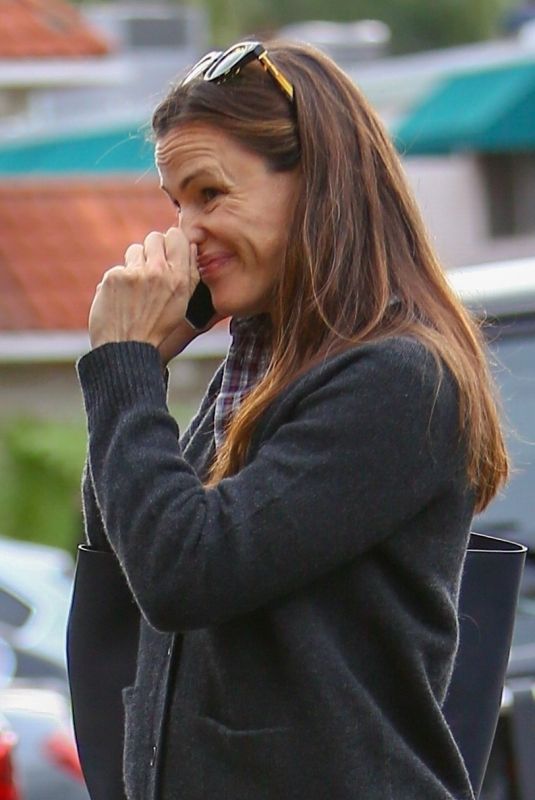 JENNIFER GARNER Out and About in Brentwood 12/10/2018