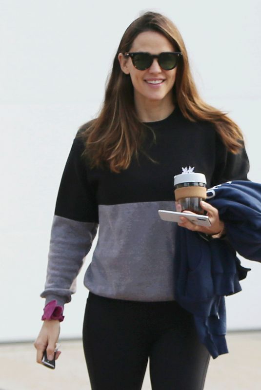 JENNIFER GARNER Out and About in Santa Monica 12/12/2018
