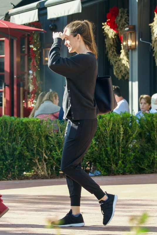 JENNIFER GARNER Out in Brentwood 12/21/2018