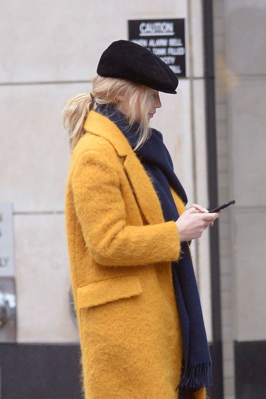 JENNIFER LOPEZ Shopping at Whole Foods in New York 12/15/2018