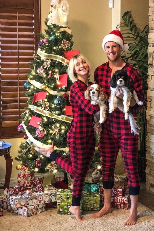 JULIANNE HOUGH - Christmas Instagram Pictures