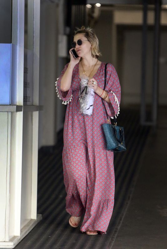 KATE HUDSON Leaves a Dentist in Brentwood 12/04/2018