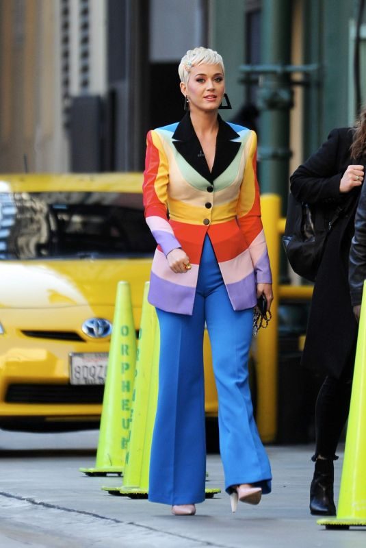 KATY PERRY Out and About in Los Angeles 12/13/2018
