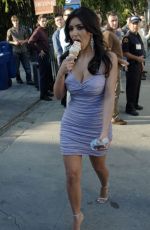 KIM KARDASHIAN Eating Ice Cream at Villa Lounge in West Hollywood 03/04/2007