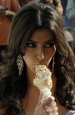 KIM KARDASHIAN Eating Ice Cream at Villa Lounge in West Hollywood 03/04/2007