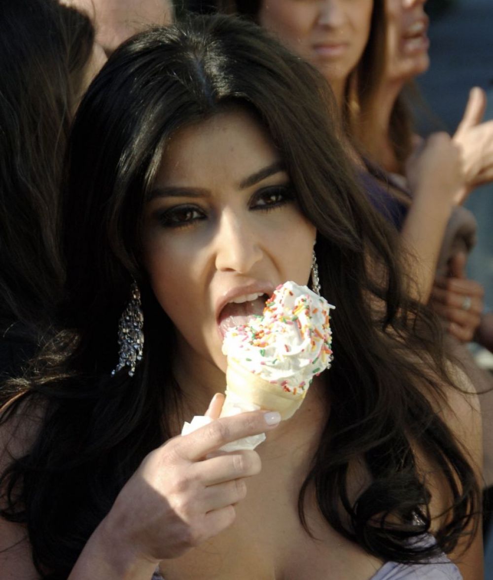 Kim Kardashian Eating Ice Cream At Villa Lounge In West Hollywood 03 04