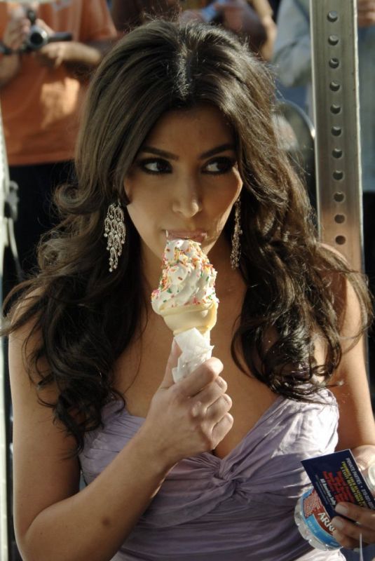 KIM KARDASHIAN Eating Ice Cream at Villa Lounge in West Hollywood 03/04/2007