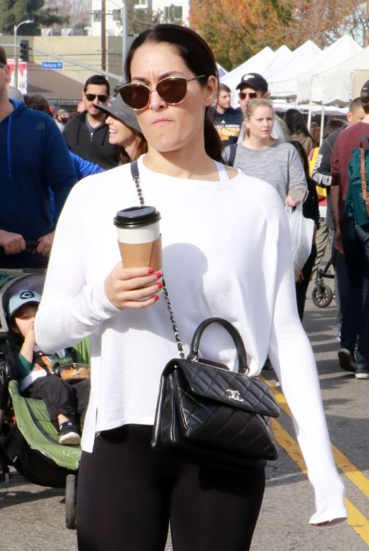 NIKKI BELLA Shopping at Farmer