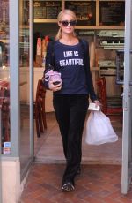 PARIS HILTON Out for Lunch in Beverly Hills 11/30/2018