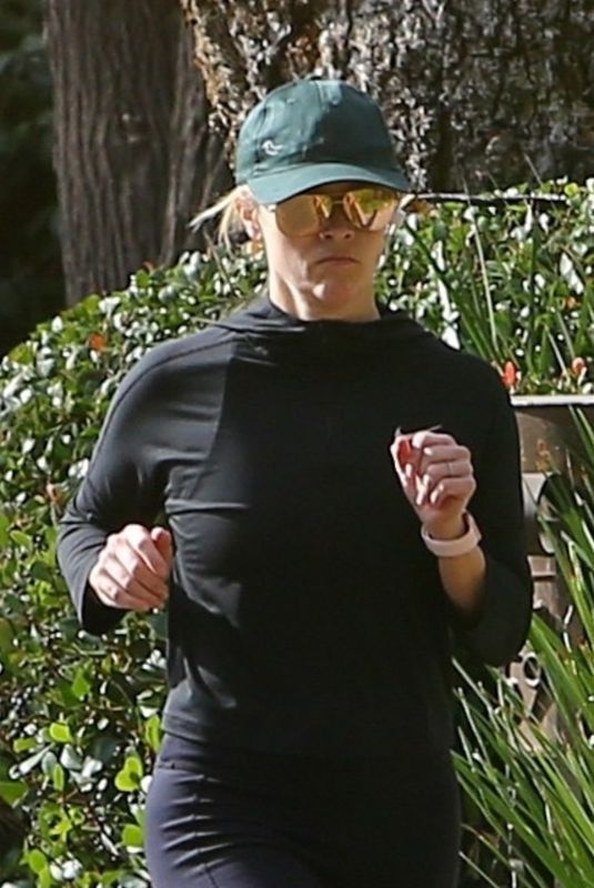 REESE WITHERSPOON Out Jogging in Santa Monica 12/09/2018