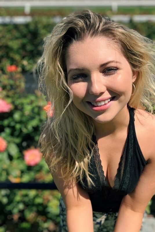SAMMI HANRATTY – Instagram Pictures December 2018