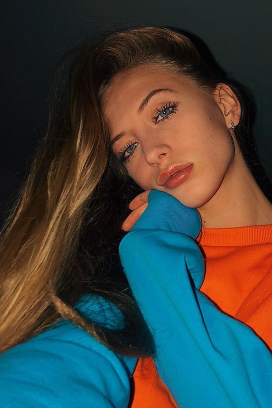 SOPHIA DIAMOND - Instagram Pictures 12/23/2018