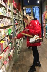 SOPHIE TURNER Shopping in New York 12/20/2018