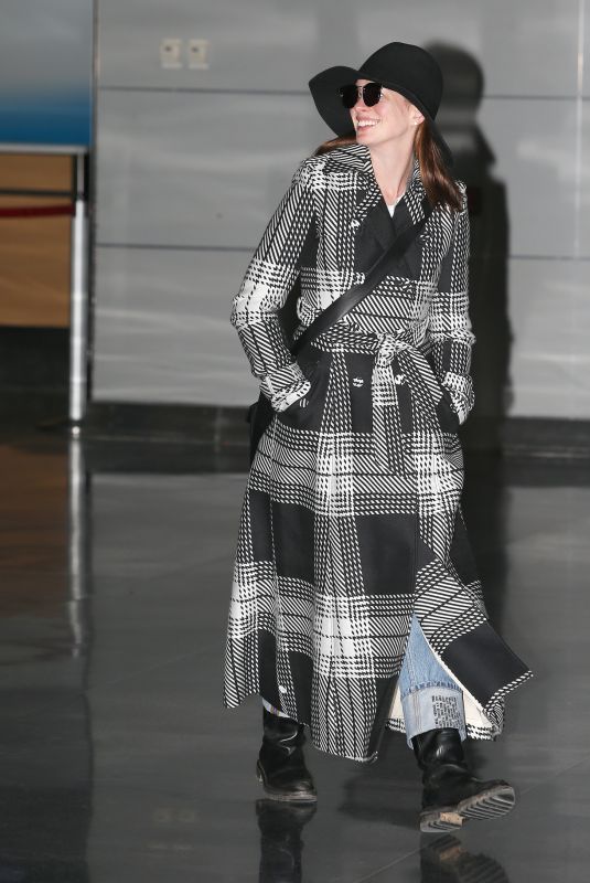 ANNE HATHAWAY Arives at JFK Airport in New York 01/21/2019