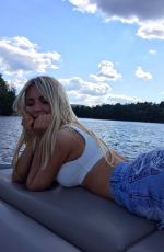 BEATRICE BOUCHARD - Instagram Pictures, December 2018