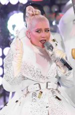 CHRISTINA AGUILERA Performs on New Year