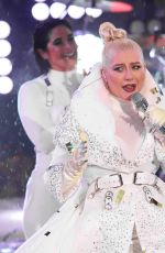 CHRISTINA AGUILERA Performs on New Year
