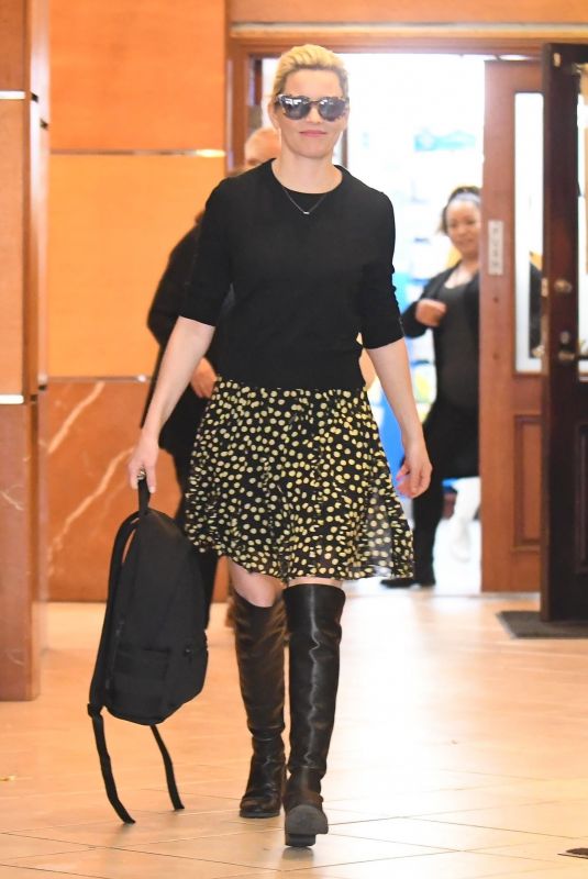 ELIZABETH BANKS Out for Lunch in Beverly Hills 01/22/2019