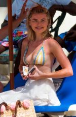 GEORGIA TOFFOLO Playing Card Game on the Beach in Barbados 01/11/2019
