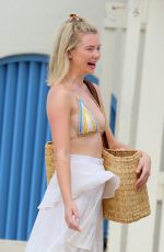 GEORGIA TOFFOLO Playing Card Game on the Beach in Barbados 01/11/2019