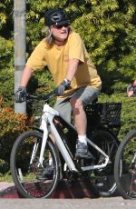 GOLDIE HAWN and Kurt Russell Riding Their Bikes Out in Pacific Palisades 01/26/2019