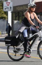 GOLDIE HAWN and Kurt Russell Riding Their Bikes Out in Pacific Palisades 01/26/2019