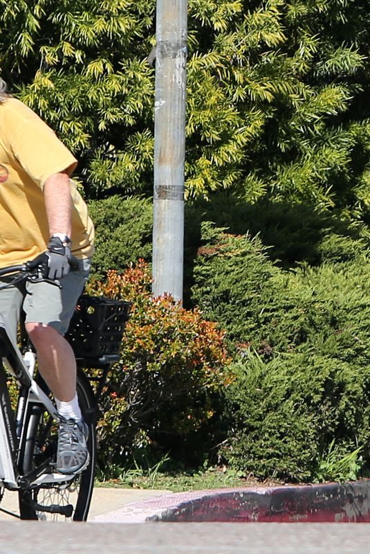 GOLDIE HAWN and Kurt Russell Riding Their Bikes Out in Pacific Palisades 01/26/2019