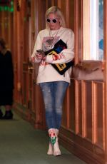 GWEN STEFANI Leaves a Medical Building in Beverly Hills 01/23/2019