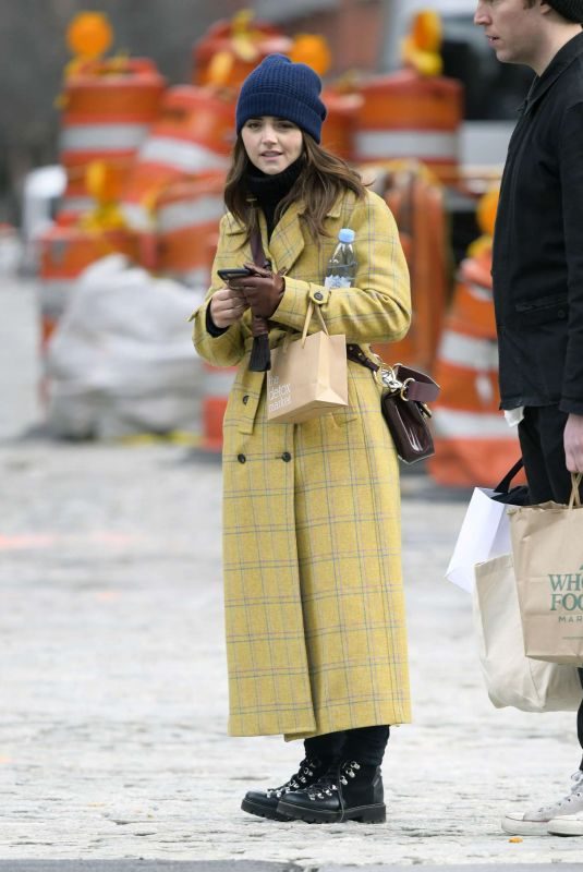 JENNA LOUISE COLEMAN Shopping at Wholefoods in New York 01/10/2019