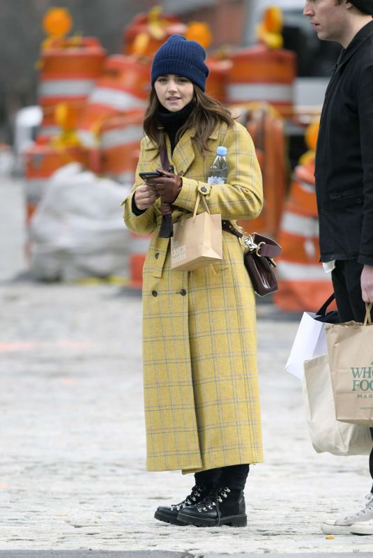 JENNA LOUISE COLEMAN Shopping at Wholefoods in New York 01/10/2019