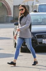 JENNIFER GARNER at Brentwood Country Mart 01/28/2019