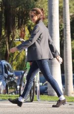 JENNIFER GARNER Picks Up Her Kids from School in Santa Monica 01/30/2019