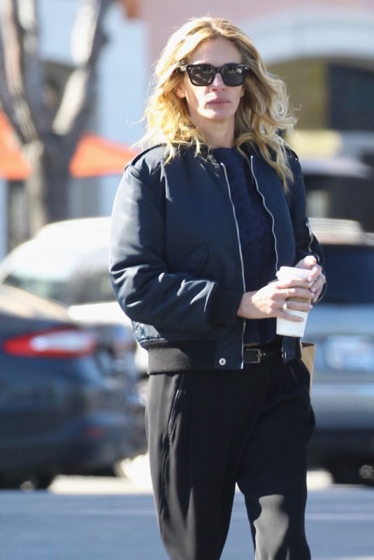 JULIA BROEBRTS Out and About in Calabasas 01/25/2019