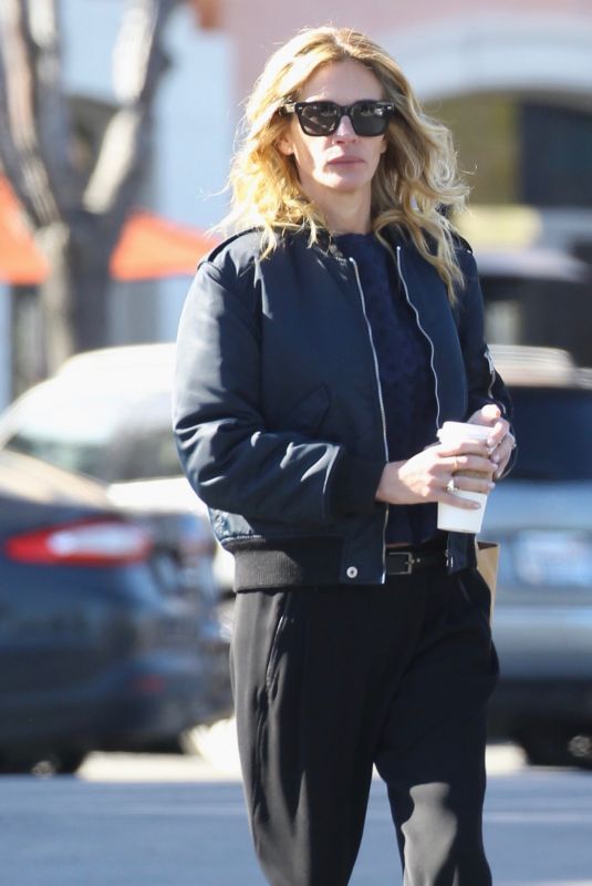 JULIA BROEBRTS Out and About in Calabasas 01/25/2019
