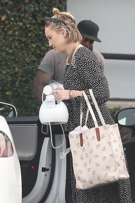 KATE HUDSON Out and About in Los Angeles 01/29/2019