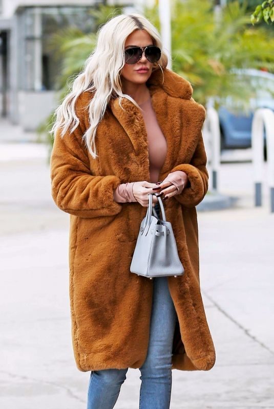KHLOE KARDASHIAN Out and About in Sherman Oaks 01/07/2019