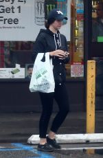 LANA DEL REY Buys Soda for a Homeless Man in Los Angeles 01/17/2019