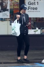 LANA DEL REY Buys Soda for a Homeless Man in Los Angeles 01/17/2019