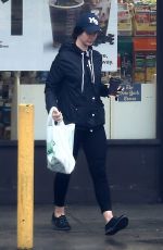 LANA DEL REY Buys Soda for a Homeless Man in Los Angeles 01/17/2019