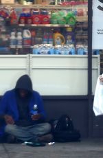 LANA DEL REY Buys Soda for a Homeless Man in Los Angeles 01/17/2019