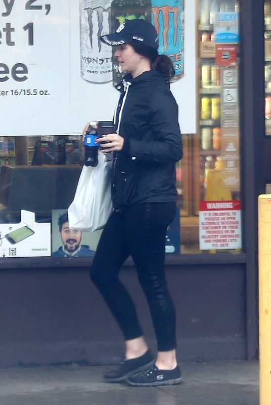 LANA DEL REY Buys Soda for a Homeless Man in Los Angeles 01/17/2019