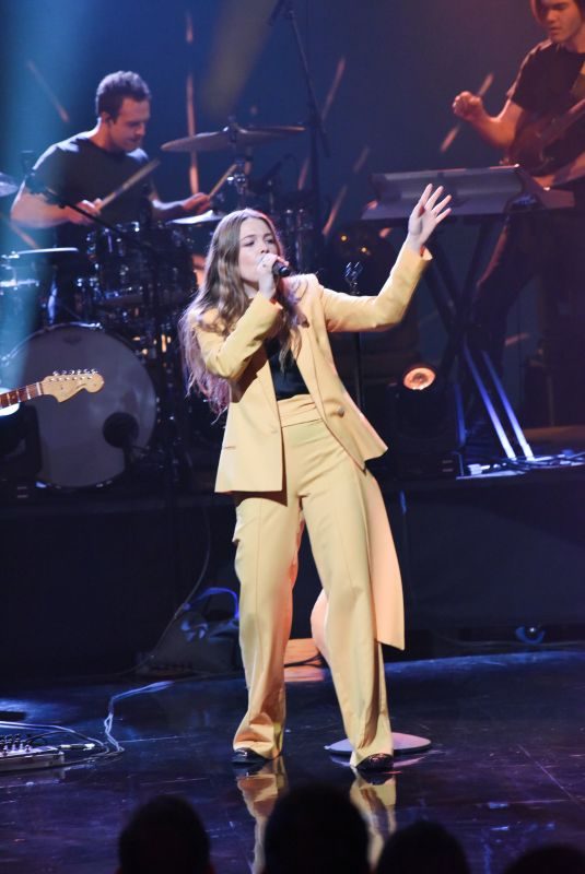 MAGGIE ROGERS Performs at Late Show with Stephen Colbert 01/22/2019