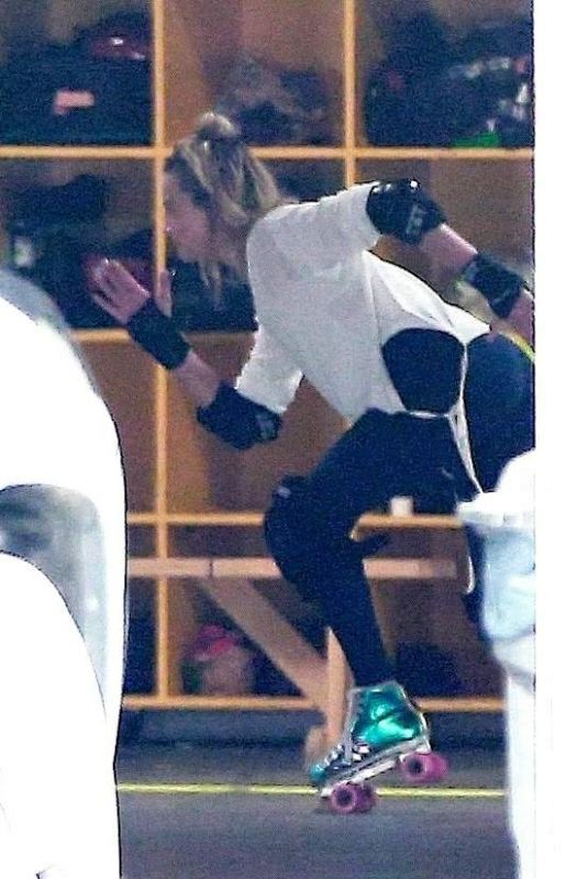 MARGOT ROBBIE Roller Skating in Los Angeles 01/13/2019