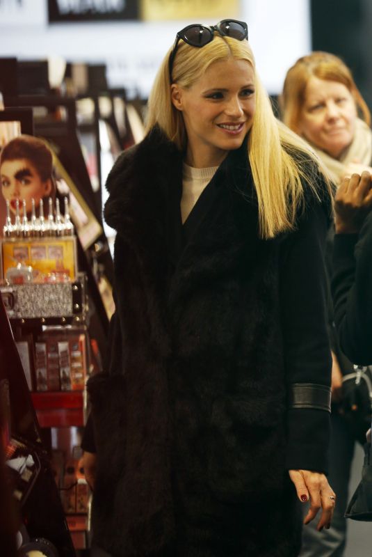 MICHELLE HUNZIKER Out Shopping in Milan 01/28/2019