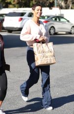 NICOLE MURPHY Shopping at Bristol Farms in Beverly Hills 01/23/2019