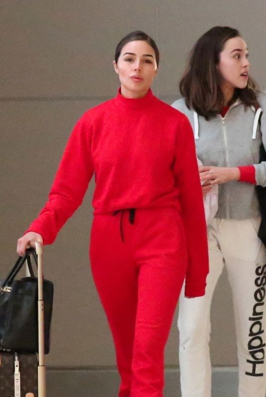 OLIVIA CULPO at Los Angeles international Airport 01/10/2019
