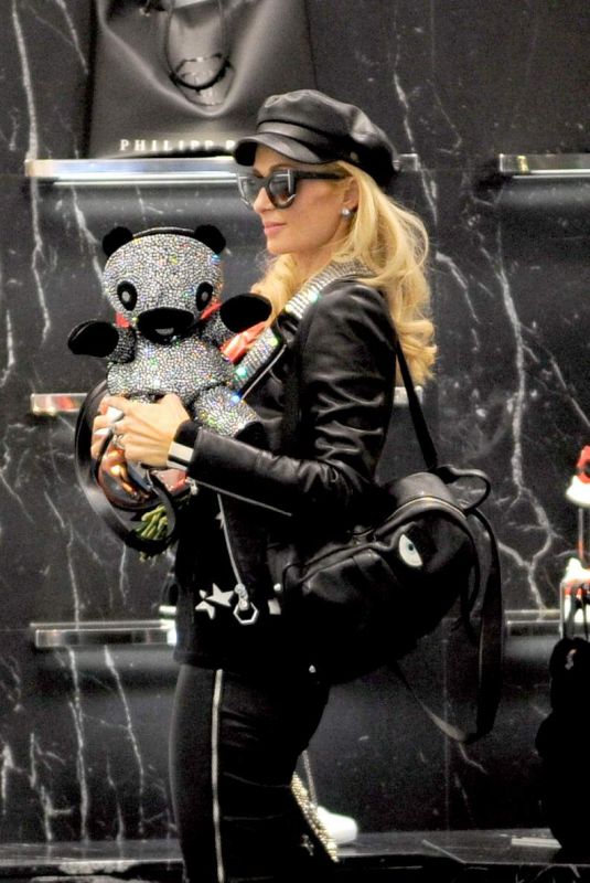 PARIS HILTON Shopping at Philipp Plein in Milan 01/11/2019