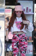 PHOEBE PRICE Shopping at Sephora in Beverly Hills 01/24/2019